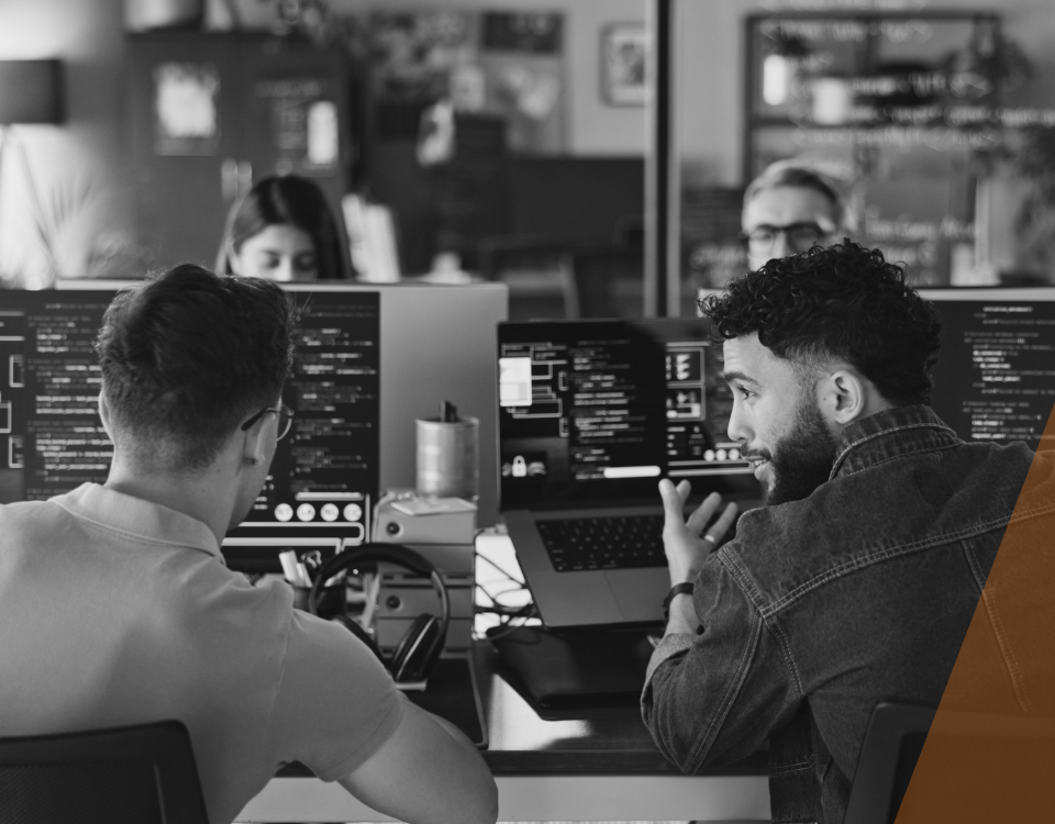 Équipe de TI Tool Soft qui travaille à anticiper les problèmes techniques.